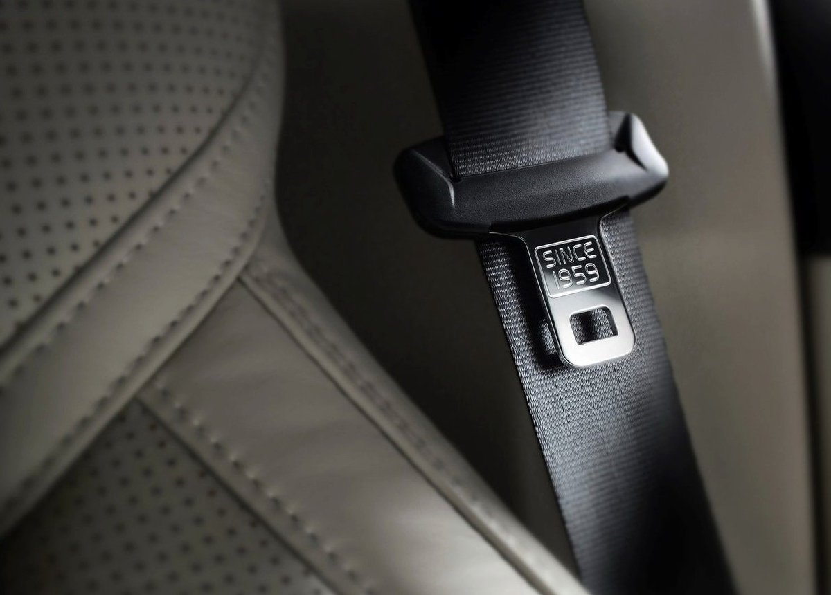 Automobilka Volvo je na vynález pásů hrdá, proto mají některá jejich auta na sponech pásů napsáno »since 1959«. 