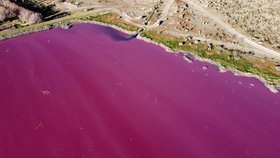 Argentinská laguna se zbarvila od chemikálií.