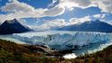 V šířce čtyř kilometrů se ledovec Perito Moreno sune vstříc obrovskému Lago Argentinu – často do té míry,  až jeho 70 metrů vysoký sráz dosáhne lesního porostu na protilehlém břehu a rozdělí jezero na dvě části. Ledovec nacházející se nedaleko osady El Calafate patří k přírodním divům Národního parku Los Glaciares, k jehož atrakcím se řadí také vrcholky Fitz Roy a Cerro Torre – pro alpinisty dvě z nejhezčích hor na světě