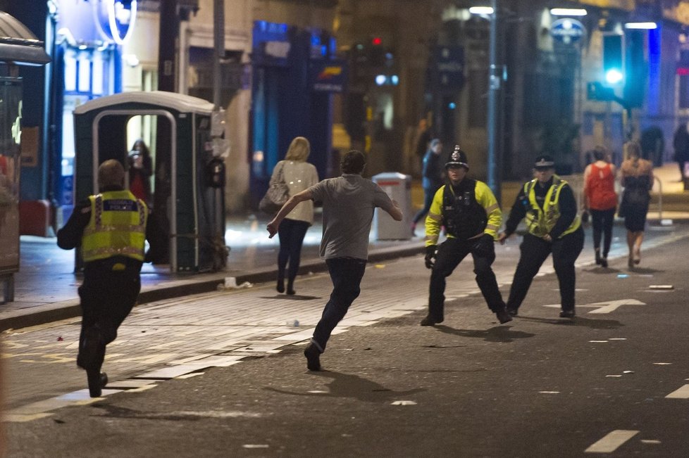 Chyť mě, když to dokážeš! Velký hon policie na večírkového výtržníka.