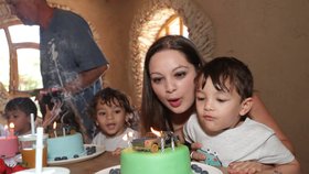 Paterčata sfoukla čtyři svíčky na narozeninových dortech!