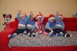 Loňské vánoční foto paterčat v santovských čepičkách