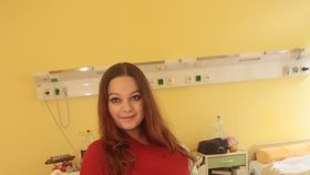 Alexandra už čeká na porod císařským řezem v nemocnici v Podolí