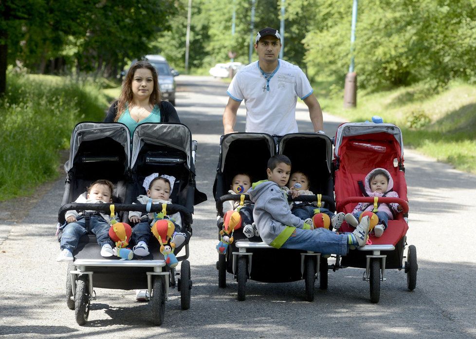 Rodinka chodila dříve s kočárkem. Nyní ho děti už nepotřebují, ovšem o to víc potřebují hlídání.