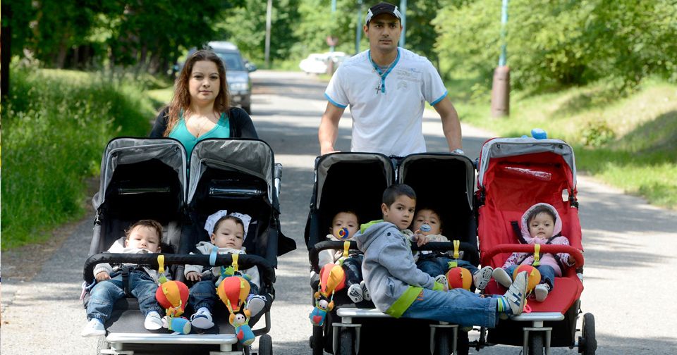 Rodinka chodila dříve s kočárkem. Nyní ho děti už nepotřebují, ovšem o to víc potřebují hlídání.