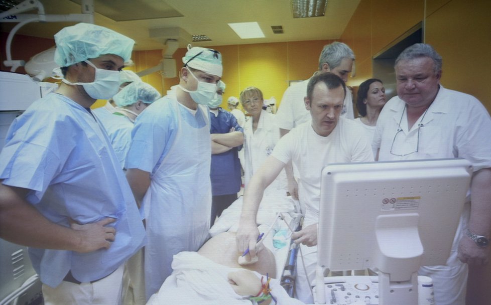 Doktoři kolem obrazovky. Porod byl komplikovaný.