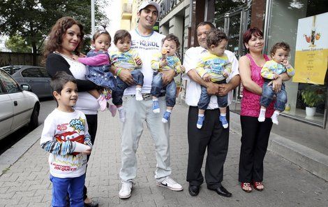 Celá rodina i se starším synem Tonym, který potřebuje přispět na školní vybavení.