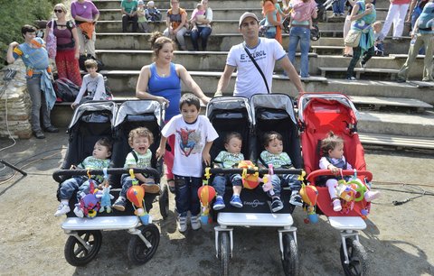 Vůbec nejsou pozadu, říká máma prvních českých paterčat. Děti slaví druhé narozeniny