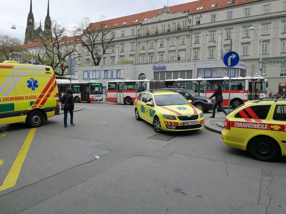 Maminka s dítkem vstoupila na poště na nádraží v Brně do jedoucího paternosteru, sama nestačila nastoupit a kočárek i s děťátkem se v kleci zaklínil.