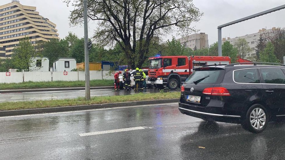 Do šestimetrové výpusti v Patočkově ulici se údajně 29. dubna 2019 zřítil člověk.