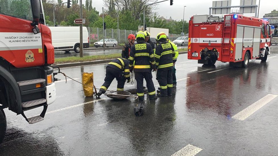 Do šestimetrové výpusti v Patočkově ulici se údajně 29. dubna 2019 zřítil člověk.