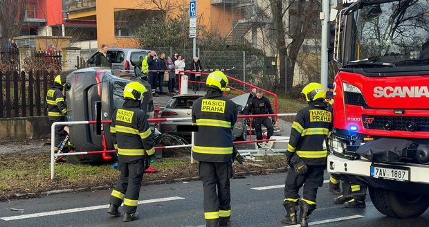 Hrozivá nehoda na Břevnově: Tři auta skončila v sobě, chlapečka (2) odvezla záchranka!