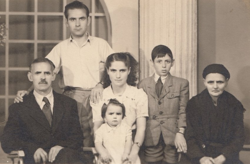 Patra Karadžu s rodinou