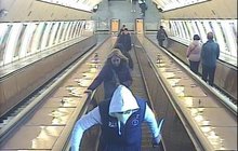 Maskovaný šílenec v Praze: S kudlou v metru proti lidem