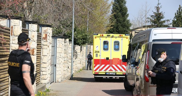 Policisté vypátrali hledaného chlapce (14) v Dolních Chabrech. Ukrýval se poblíž domu, kde té noci došlo k útoku nožem na starší ženu a jejího syna. (28. duben 2021)