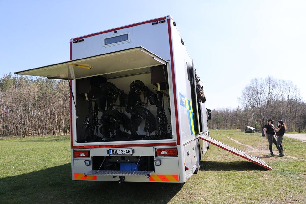 Policisté vypátrali hledaného Adama B. (14) v Dolních Chabrech. Ukrýval se poblíž domu, kde té noci došlo k útoku nožem na starší ženu a jejího syna (28. duben 2021).