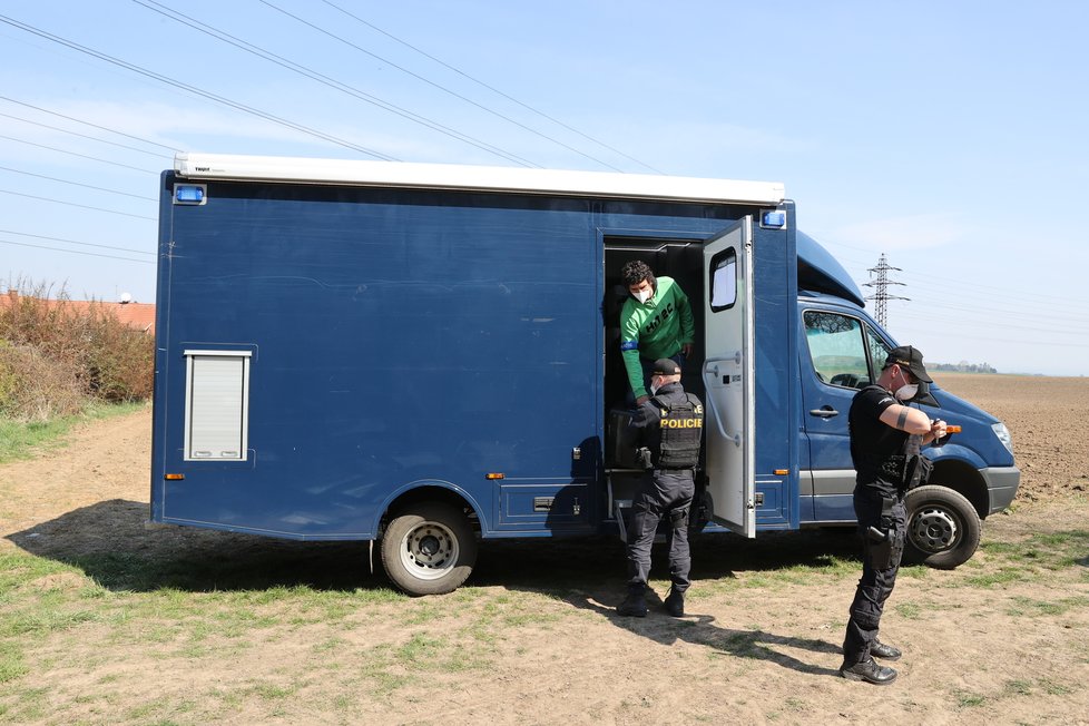 Policisté vypátrali hledaného Adama B. (14) v Dolních Chabrech. Ukrýval se poblíž domu, kde té noci došlo k útoku nožem na starší ženu a jejího syna (28. duben 2021).