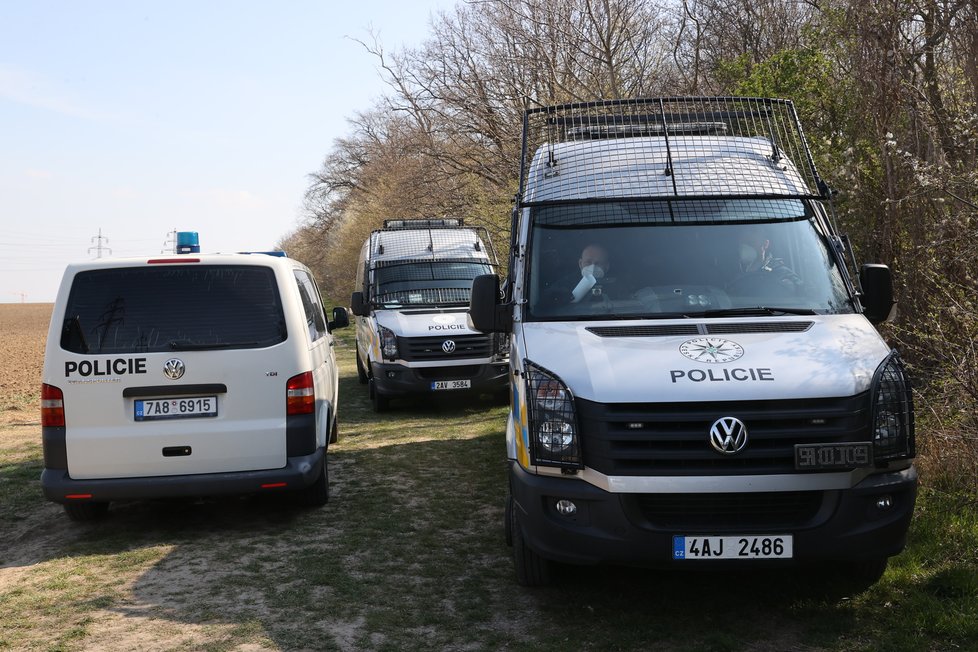 Policisté vypátrali hledaného chlapce (14) v Dolních Chabrech. Ukrýval se poblíž domu, kde té noci došlo k útoku nožem na starší ženu a jejího syna. (28. duben 2021)