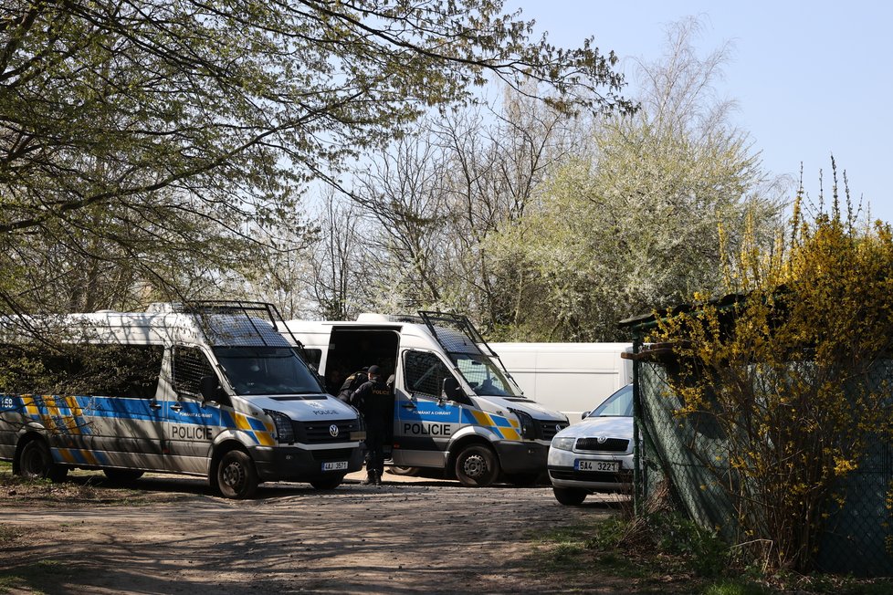 Policisté vypátrali hledaného Adama B. (14) v Dolních Chabrech. Ukrýval se poblíž domu, kde té noci došlo k útoku nožem na starší ženu a jejího syna (28. duben 2021.)