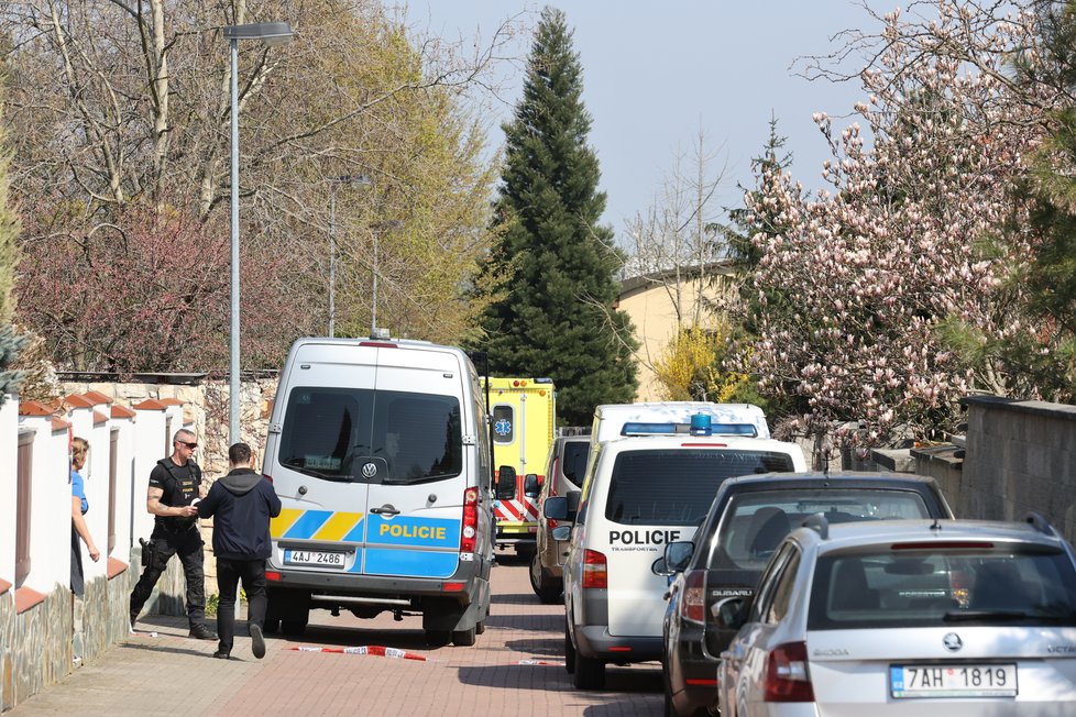 Policisté vypátrali hledaného Adama B. (14) v Dolních Chabrech. Ukrýval se poblíž domu, kde té noci došlo k útoku nožem na starší ženu a jejího syna. (28. duben 2021)