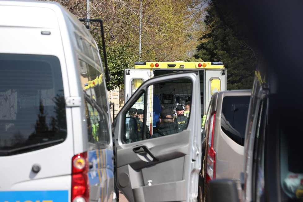 Policisté vypátrali hledaného Adama B. (14) v Dolních Chabrech. Ukrýval se poblíž domu, kde té noci došlo k útoku nožem na starší ženu a jejího syna (28. duben 2021).