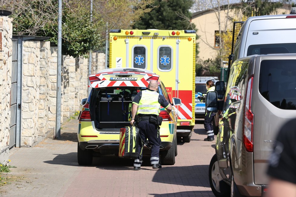 Policisté vypátrali hledaného Adama B. (14) v Dolních Chabrech. Ukrýval se poblíž domu, kde té noci došlo k útoku nožem na starší ženu a jejího syna. (28. duben 2021)