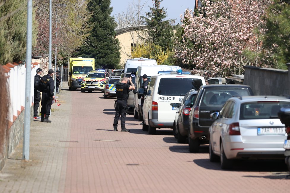 Policisté vypátrali hledaného Adama B. (14) v Dolních Chabrech. Ukrýval se poblíž domu, kde té noci došlo k útoku nožem na starší ženu a jejího syna (28. duben 2021.)