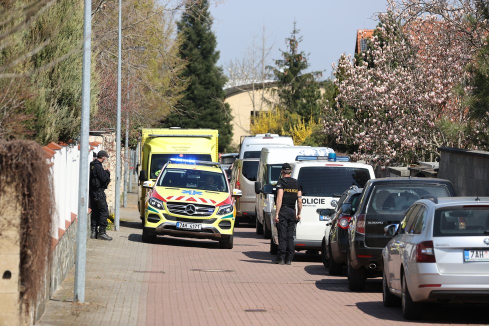 Policisté vypátrali hledaného chlapce (14) v Dolních Chabrech. Ukrýval se poblíž domu, kde té noci došlo k útoku nožem na starší ženu a jejího syna. (28. duben 2021)