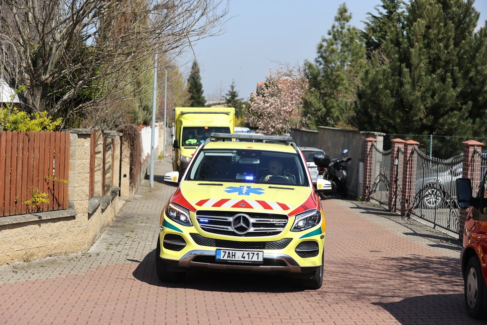 Policisté vypátrali hledaného chlapce (14) v Dolních Chabrech. Ukrýval se poblíž domu, kde té noci došlo k útoku nožem na starší ženu a jejího syna. (28. duben 2021)