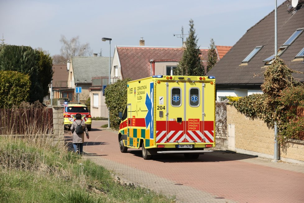 Policisté vypátrali hledaného Adama B. (14) v Dolních Chabrech. Ukrýval se poblíž domu, kde té noci došlo k útoku nožem na starší ženu a jejího syna. (28. duben 2021)