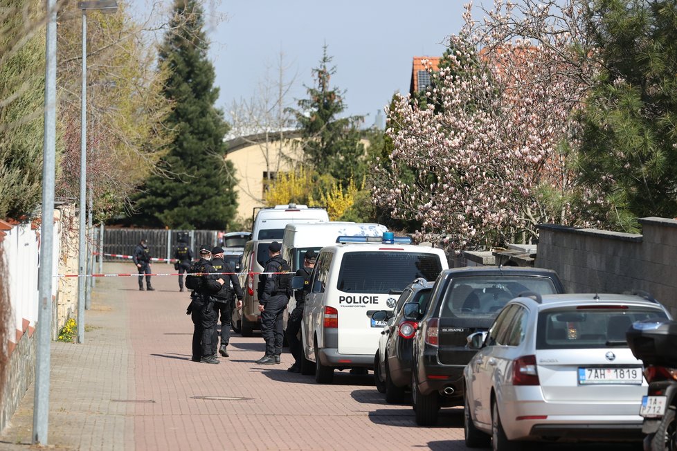 Policisté vypátrali hledaného Adama B. (14) v Dolních Chabrech. Ukrýval se poblíž domu, kde té noci došlo k útoku nožem na starší ženu a jejího syna. (28. duben 2021)