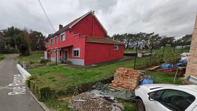 Na fotografii je vidět i Paulettin manžel, jak věší prádlo