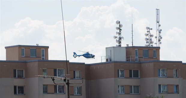 Nad Bohnicemi v souvislosti s pátráním kroužil policejní vrtulník.