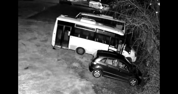 Muž se vloupal do minibusu, chytli ho při jiné krádeži.