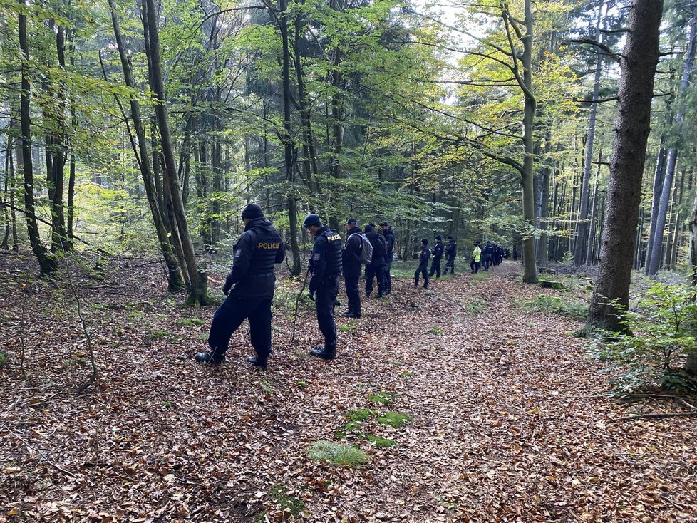 U Čerchova na Domažlicku pátrají policisté, hasiči a záchranáři po ztracené Julii (8) z Německa.