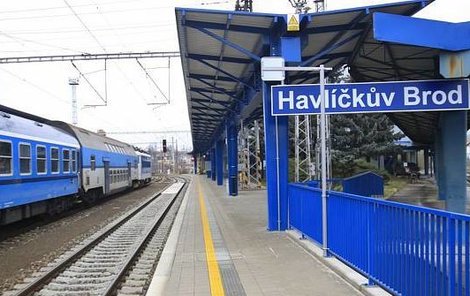 Děti našel ve vlaku z Prahy do Havlíčkova Brodu vlakvedoucí.