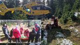 Pátrání po seniorovi trvalo tři dny: Vrtulník ho našel v bezvědomí v lese, policisté ho museli resuscitovat