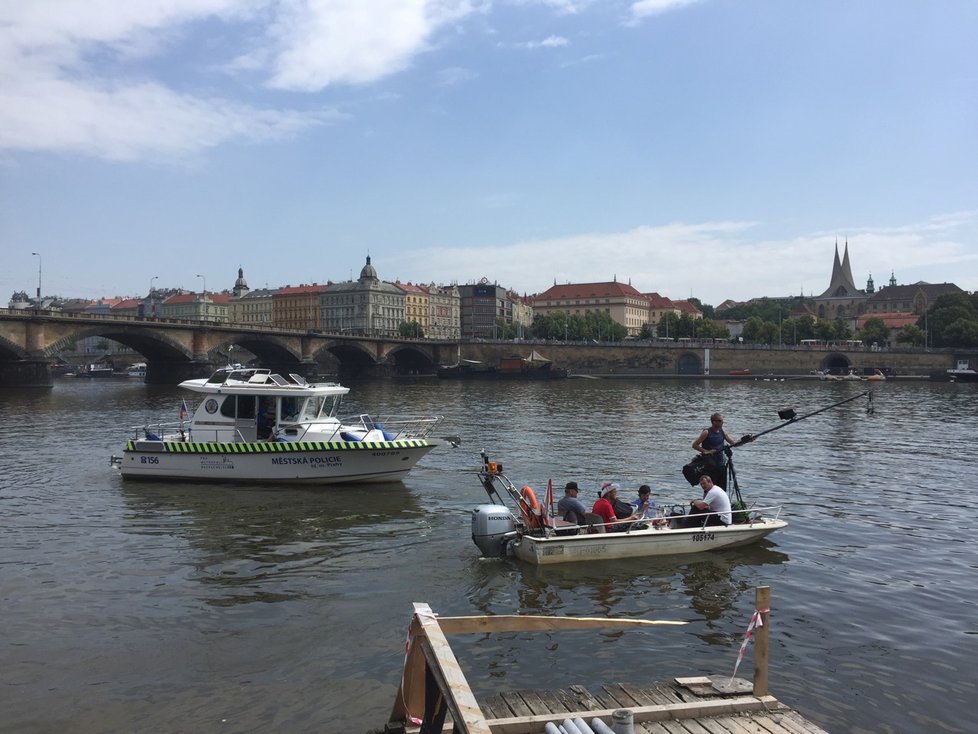 Policisté s potápěči prohledávají Vltavu.