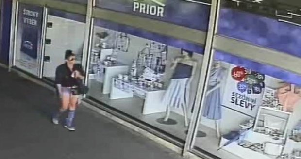 Policie pátrá po neznámé ženě, která ukradla prodavačce 8 tisíc korun.