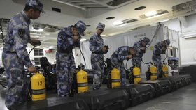 Příprava vybavení pro potápěče: Skončilo letadlo na dně Jihočínského moře?