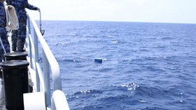 Čínská loď narazila v Jihočínském moři na něco, co mohlo vypadnout z pohřešovaného letadla