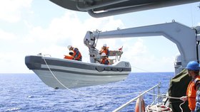 Spouštění průzkumného čínského člunu na moře při pátrání po zmizelém letadle