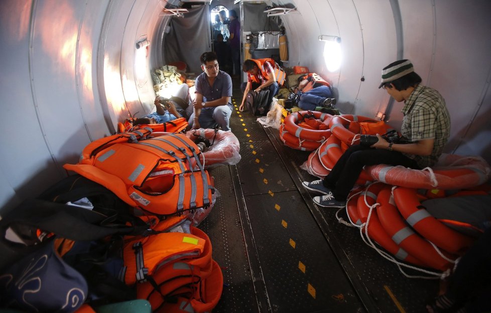 Pátrání po malajsijském letadle pokračuje, zapojeny jsou do něj i desítky letounů. Připraveny jsou i záchranné vesty, pokud se letadlo zřítilo do moře a hlídky narazí na přeživší...