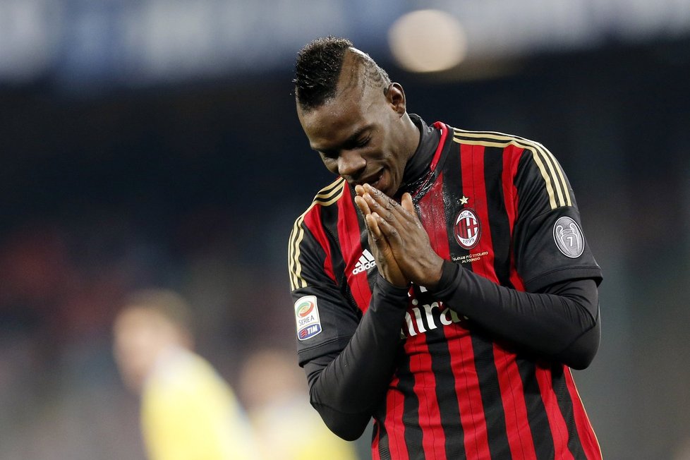 Jeden z cestujících, kteří se do Boeingu 777 dostali na kradené pasy, prý vypadal jako známý fotbalista z AC Milán Mario Balotelli