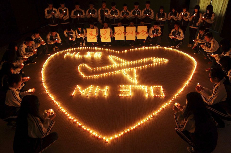 Modlitba za cestující letu MH370 z Kuala Lumpur do Pekingu. Na palubě Boeingu 777 společnosti Malaysia Airlines bylo 239 lidí