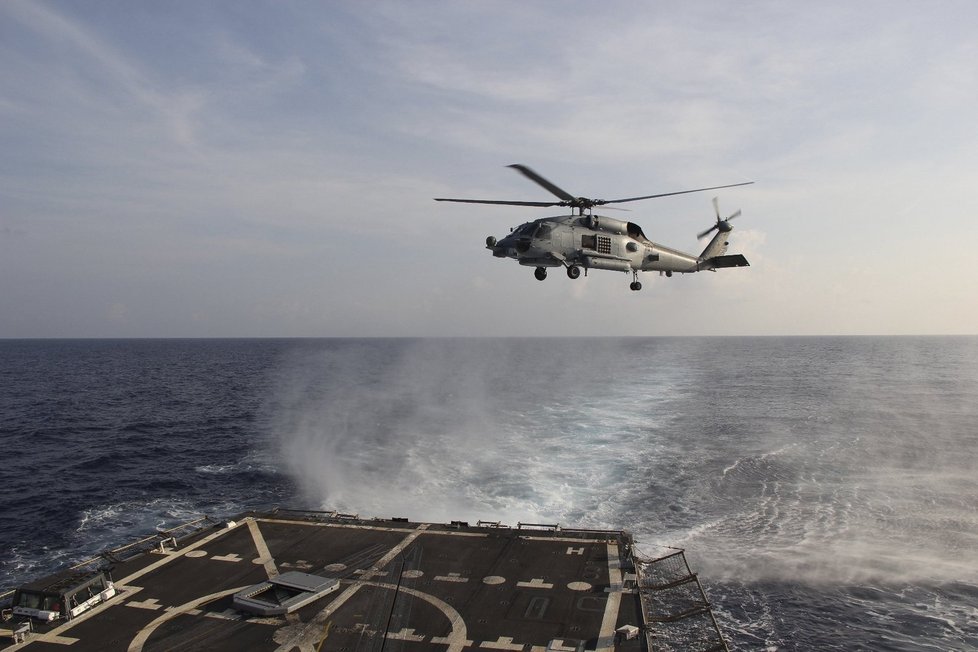 Z americké letadlové lodi startuje průzkumný vrtulník při pátrání po zmizelém malajsijském letadle