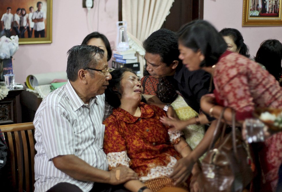 Zdrcená matka jednoho z cestujících z malajsijského letadla