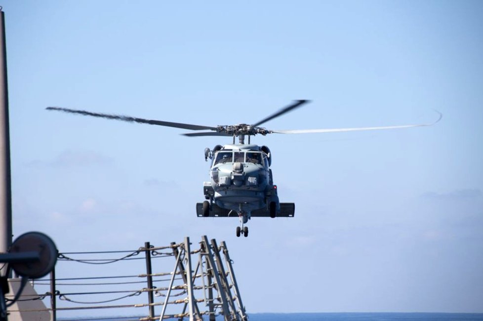 Helikoptéra amerického námořnictva vyrazila také hledat zmizelého malajsijské letadlo