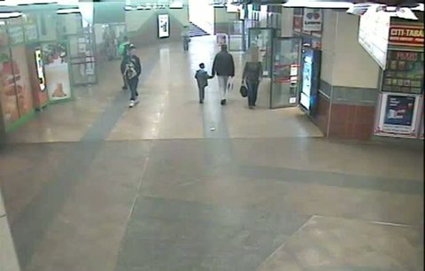 Hledá se žena, která ztratila v metru 10 tisíc: Poctivá nálezkyně je odevzdala policii