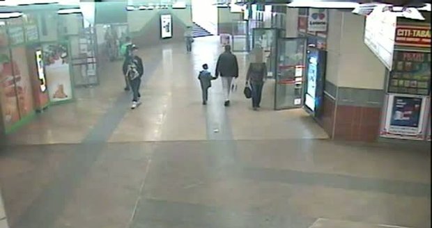 Hledá se žena, která ztratila v metru 10 tisíc: Poctivá nálezkyně je odevzdala policii